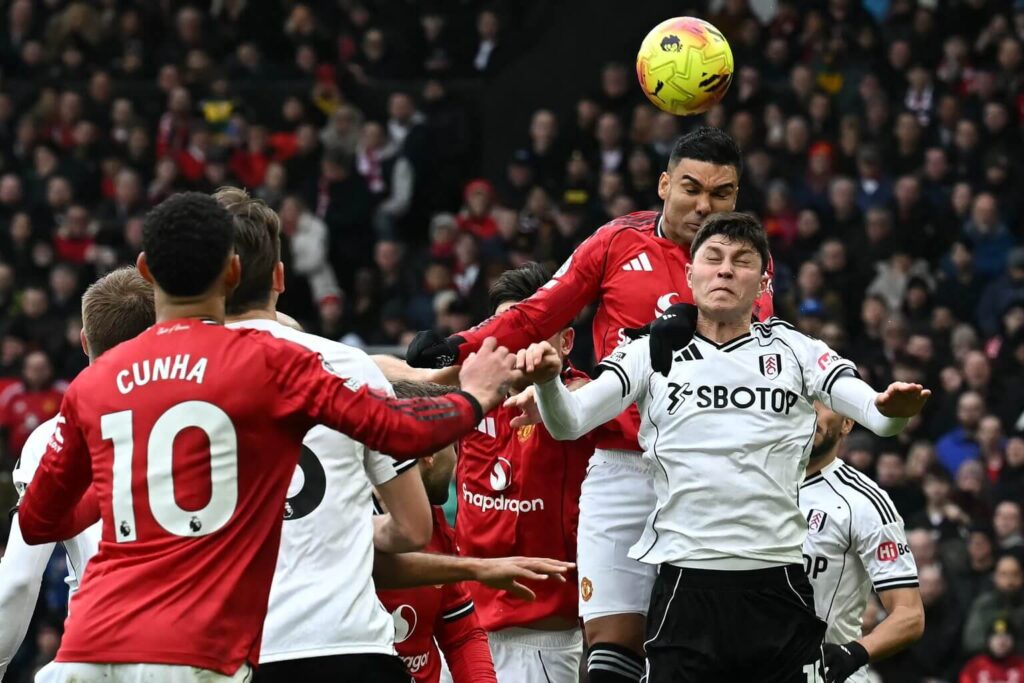 Casemiro venceu disputa no alto com Cuenca para fazer o primeiro do Manchester United na partida. Foto: Paul Ellis/AFP via Getty Images.