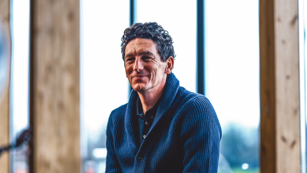 Keith Andrews assinou uma renovação de contrato com o Brentford até 2032. Foto: Divulgação/Brentford FC.