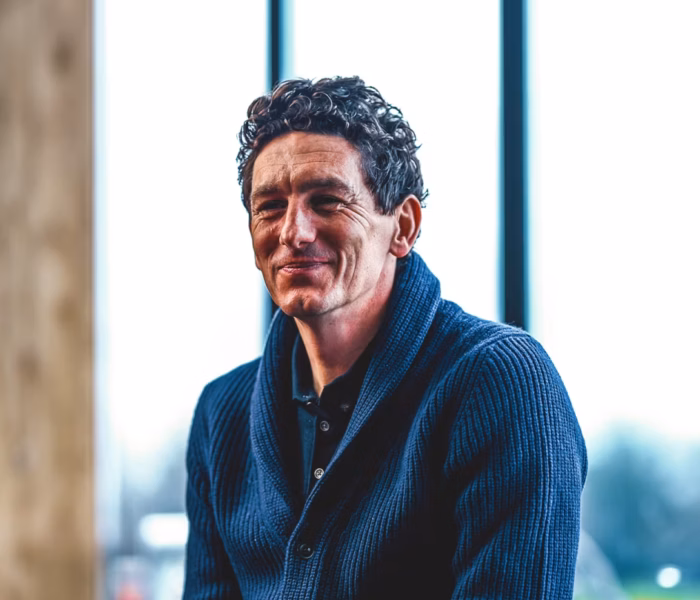 Keith Andrews assinou uma renovação de contrato com o Brentford até 2032. Foto: Divulgação/Brentford FC.