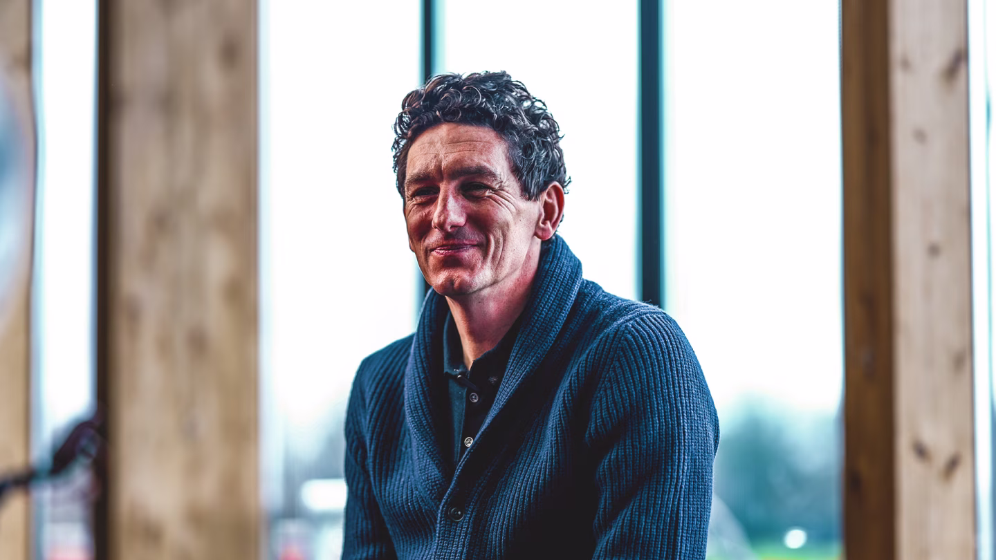 Keith Andrews assinou uma renovação de contrato com o Brentford até 2032. Foto: Divulgação/Brentford FC.