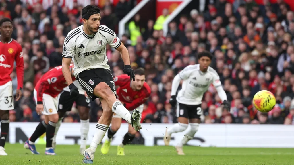 De pênalti, Raul Jiménez marcou contra o Manchester United. Foto: Reprodução/Premier League