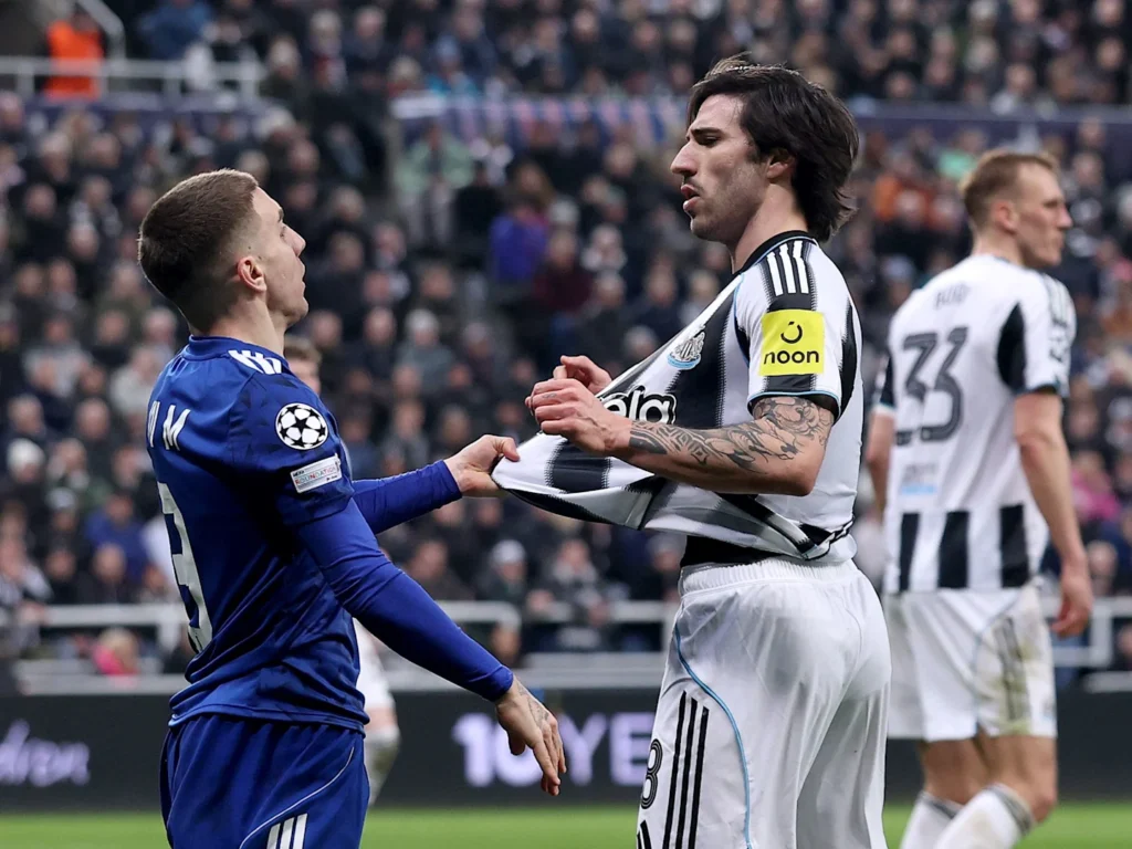 Tonali e jogador do Qarabag tem discussão. Foto: Reprodução/Newcastle.