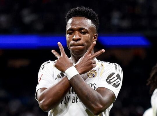 Vinicius Júnior fez dois gols na vitória do Real Madrid sobre a Real Sociedad mercado