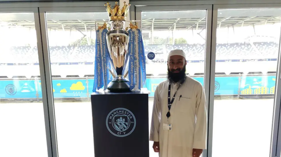Ismail Bhamji realiza oficinas educacionais islâmicas na cidade de Manchester há quase uma década. Foto: Reprodução/BBC Sport.