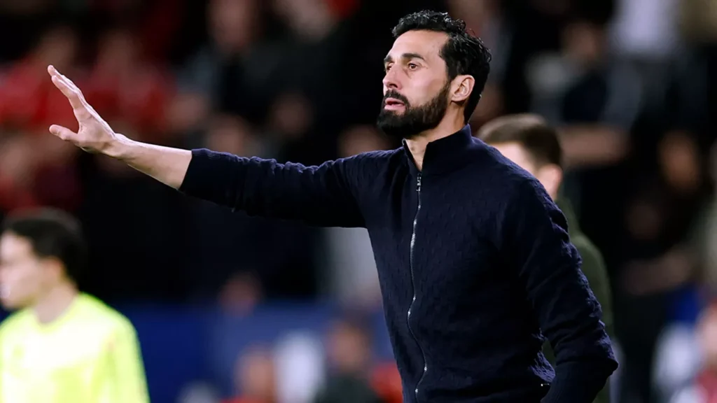 Arbeloa à beira do campo, comandando o Real Madrid. Foto: Divulgação/Real Madrid.