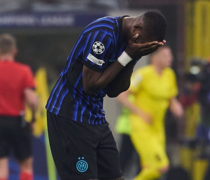 Atacante da Inter, Marcus Thuram leva as mãos ao rosto e lamenta. Foto: Emmanuele Ciancaglini/Ciancaphoto Studio