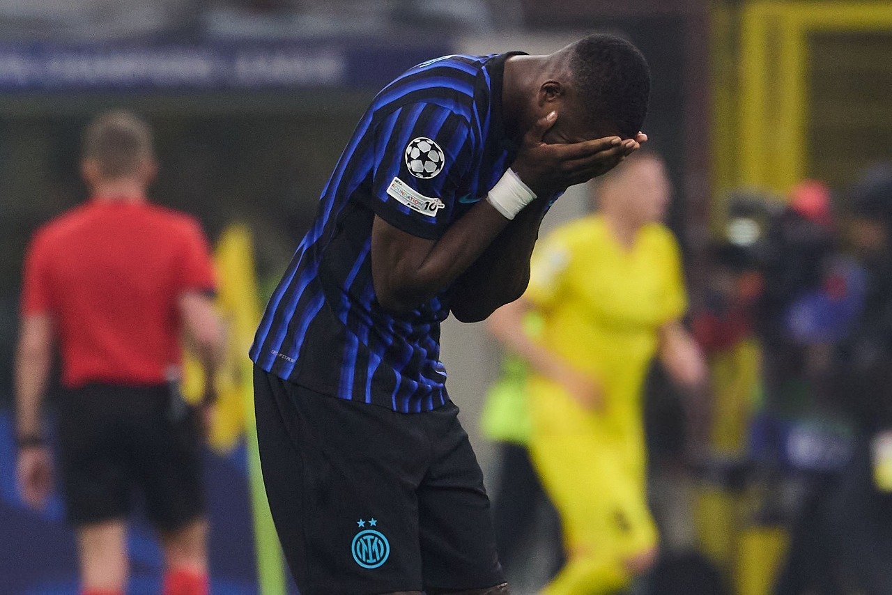 Atacante da Inter, Marcus Thuram leva as mãos ao rosto e lamenta. Foto: Emmanuele Ciancaglini/Ciancaphoto Studio