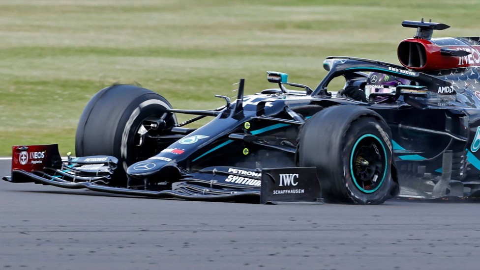 Lewis Hamilton vence com três pneus