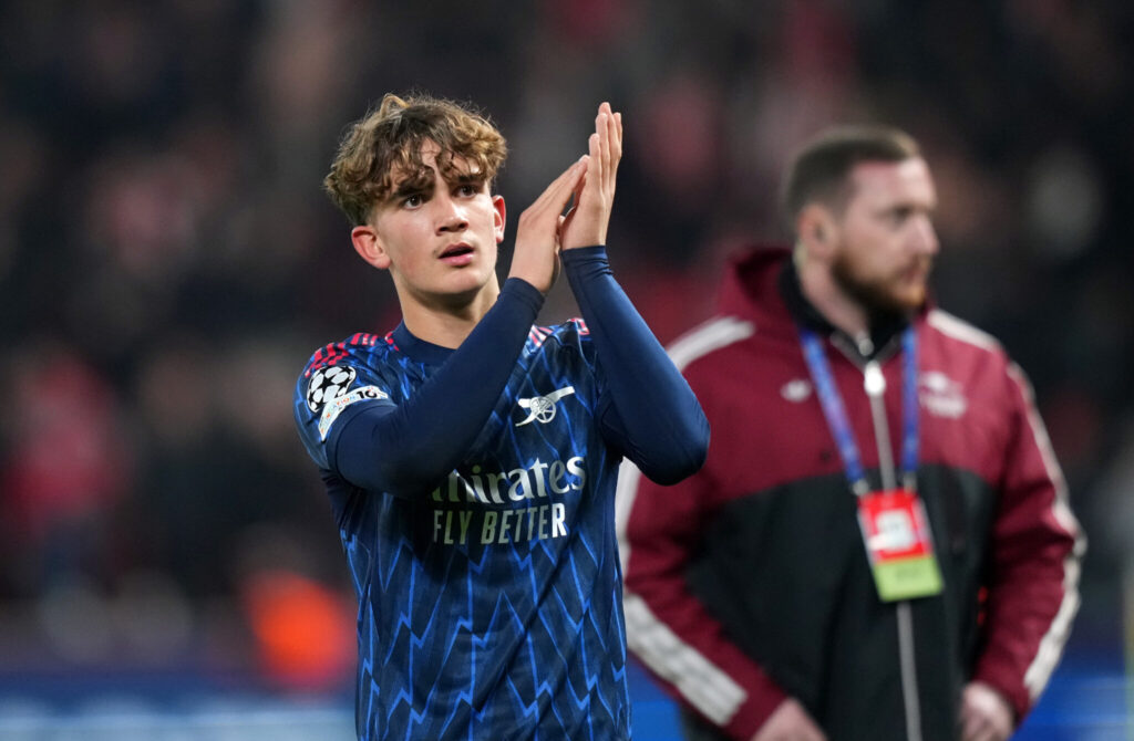 Dowman pede os aplausos da torcida. Ele é o jogador mais jovem da história do Arsenal ao entrar em campo pela Champions League. Foto: Gabriel Kuchta/Getty Images