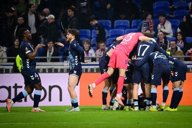 Jogadores do Celta se abraçam. Depois do passe de Javi Rodríguez, Ferrán Jutglà foi quem sacramentou a vaga para o time celeste. Foto: Olivier Chassignole/AFP