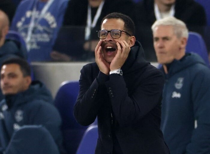 Chelsea Liam Rosenior orienta seus jogadores. Foto: Darren Staples/AFP.