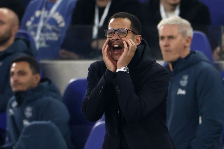 Chelsea Liam Rosenior orienta seus jogadores. Foto: Darren Staples/AFP.