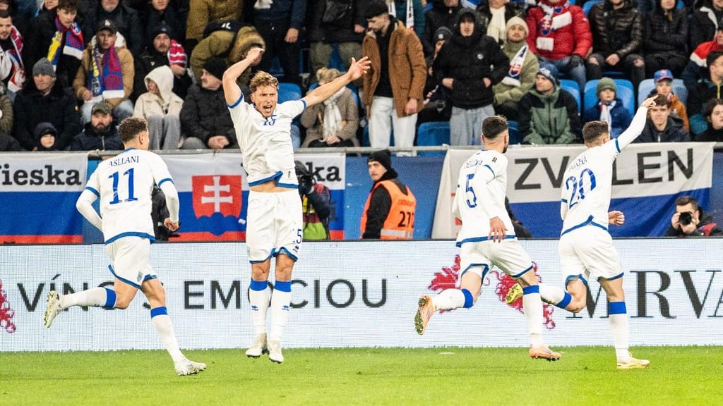 Kosovares comemoram a vitória épica por 4 a 3 sobre a Eslováquia, em jogo válido pela repescagem da Copa do Mundo. Foto: Reprodução/CNN Portugal.