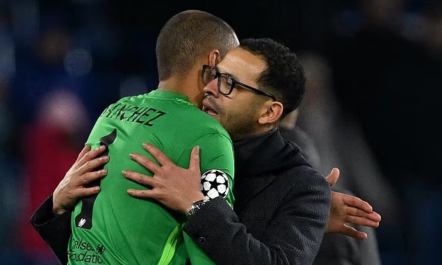 Ambos do Chelsea, Liam Rosenior e Robert Sánchez. Foto: Reprodução/Daily Mail.