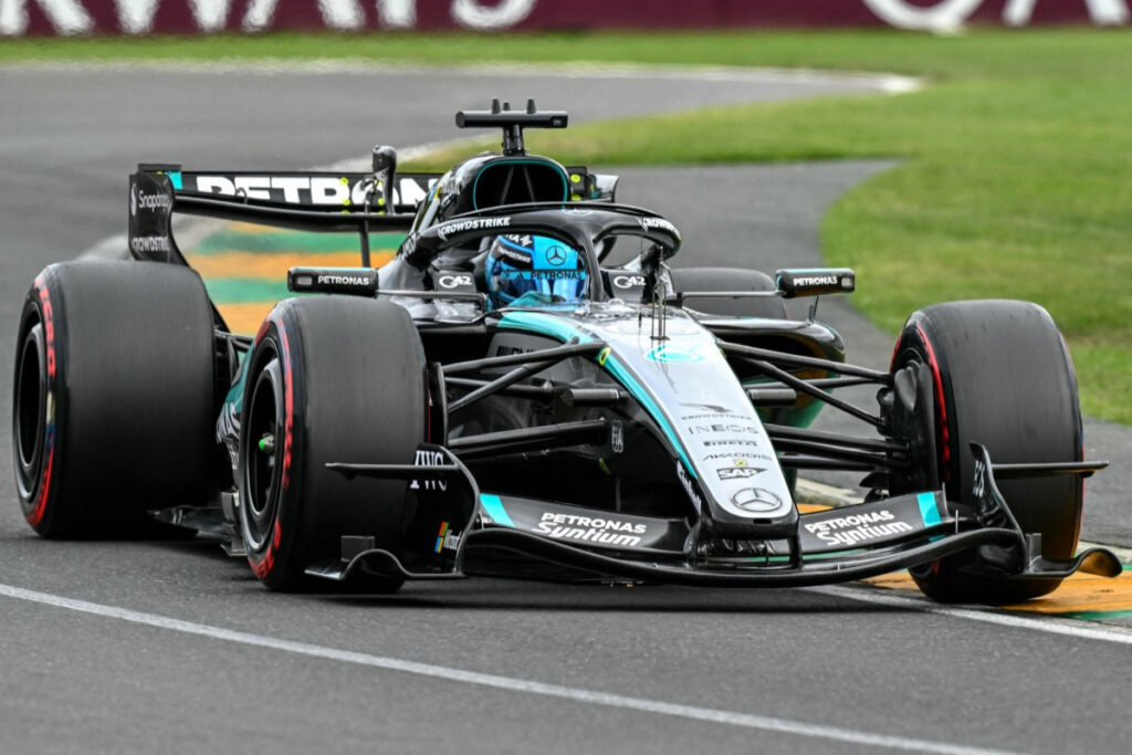 O desempenho espetacular da Mercedes na classificação do GP da Austrália acendeu um alerta em Lewis Hamilton