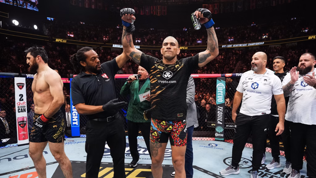 Alex Pereira reconquistou o cinturão dos meio-pesados em seu último combate e agora quer alçar voos mais altos