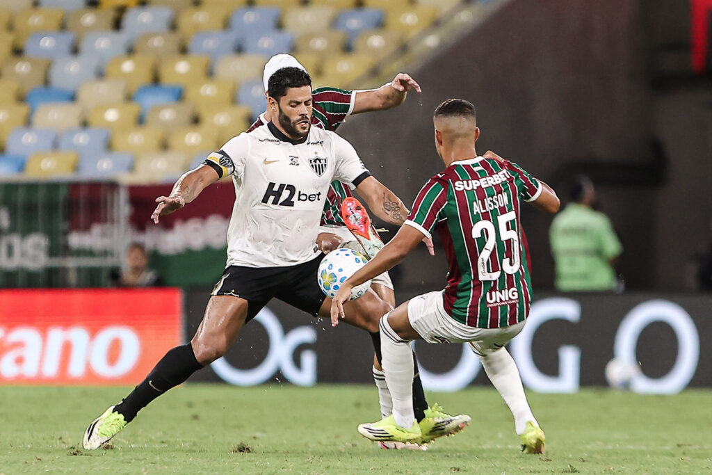 Hulk e Alisson disputam a bola. Foto: Lucas Merçon/Fluminense F.C.