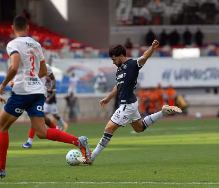 Gabriel Taliari em sua estreia pelo Remo diante da torcida. Foto: Samara Miranda/Remo.