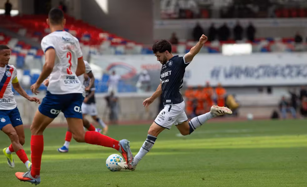 Gabriel Taliari em sua estreia pelo Remo diante da torcida. Foto: Samara Miranda/Remo.
