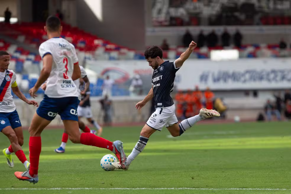 Gabriel Taliari em sua estreia pelo Remo diante da torcida. Foto: Samara Miranda/Remo.