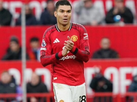 Sem Casemiro, United mira outros volantes
