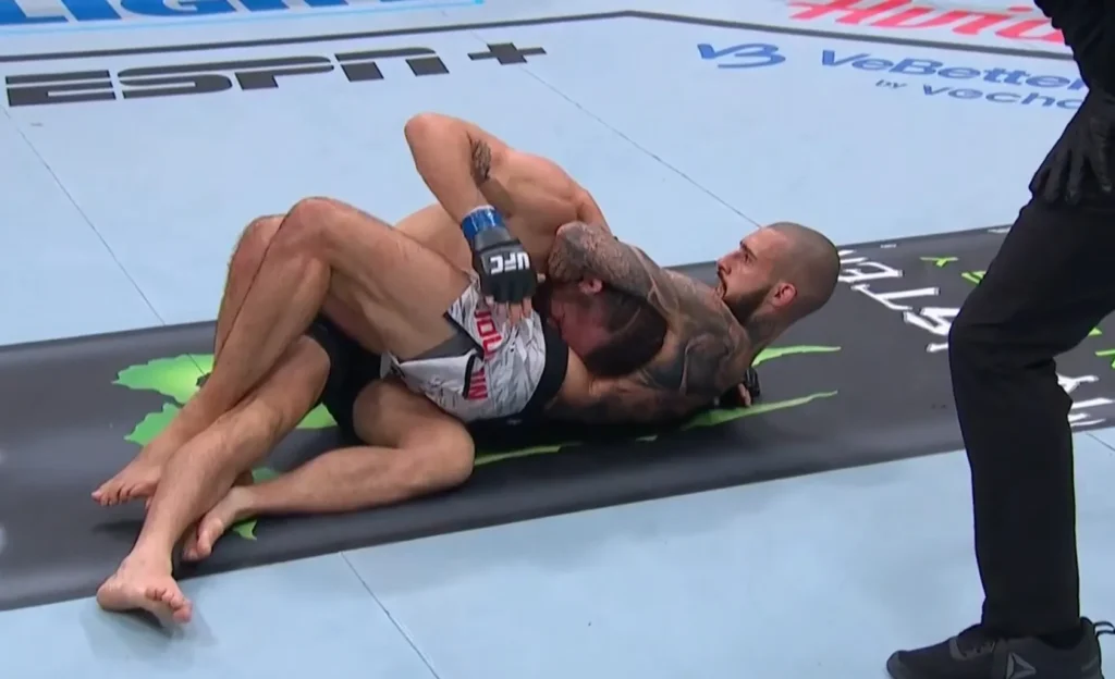 Charles Jourdain é especialista em guilhotinas e está próximo de recorde no UFC