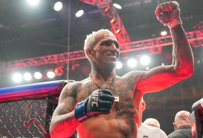 Charles Oliveira venceu Max Holloway na disputa pelo cinturão BMF