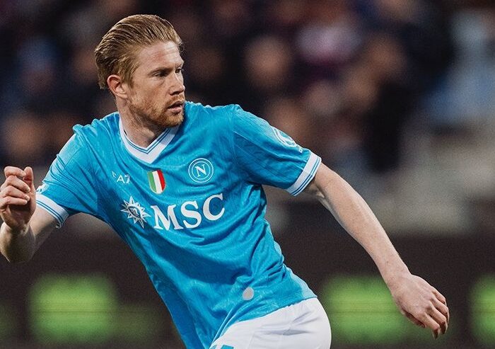 De Bruyne durante partida do Napoli contra o Cagliari