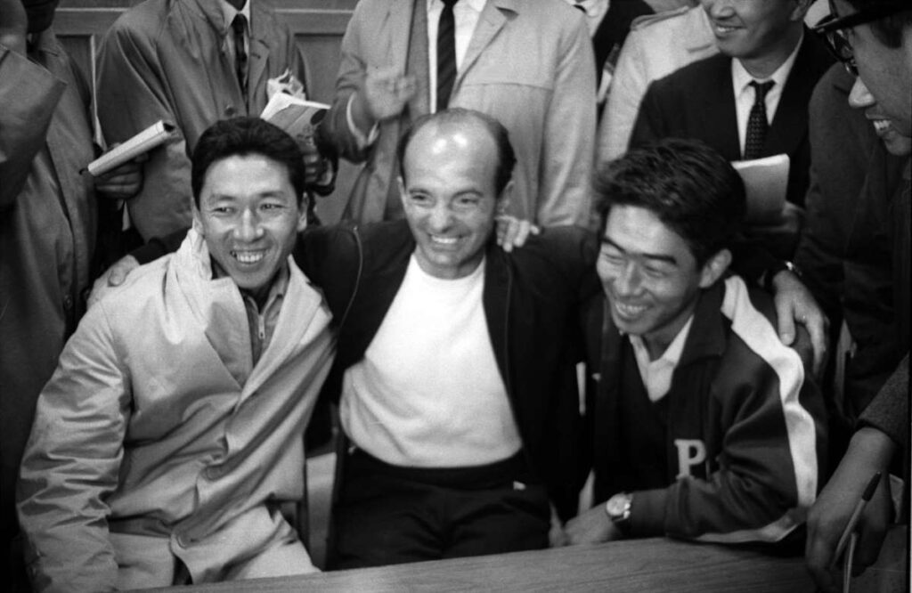 Técnico do Japão Ken Naganuma, Dettmar Cramer e Shunichiro Okano felizes após a vitória do Japão em cima da Argentina em 14 de outubro de 1964. Foto: Divulgação/Sankei