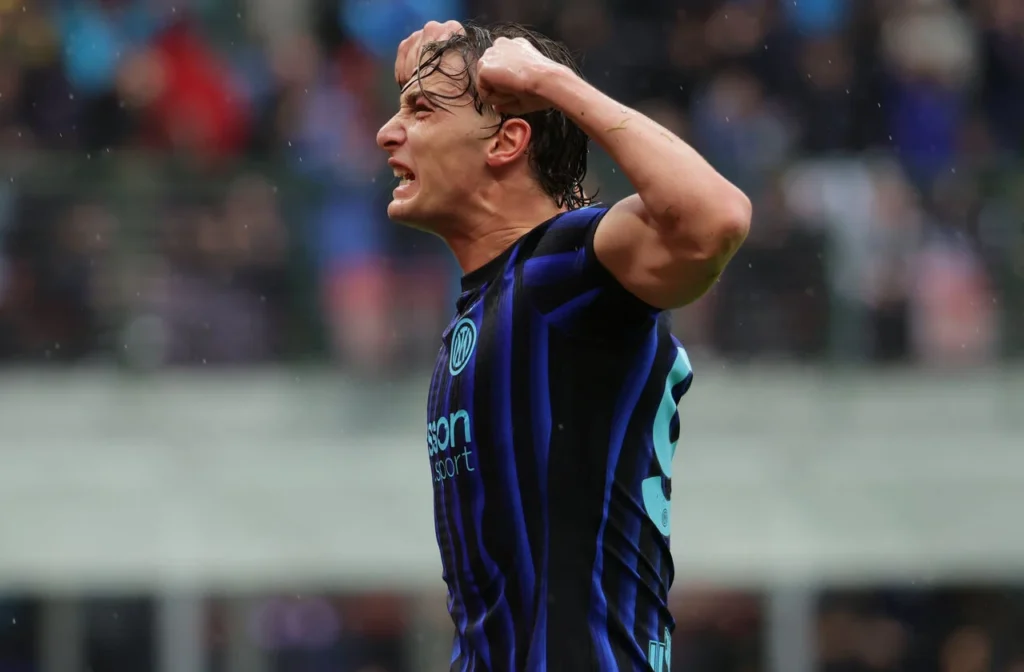 Pio Esposito comemora gol da Inter de Milão no empate diante da Atalanta