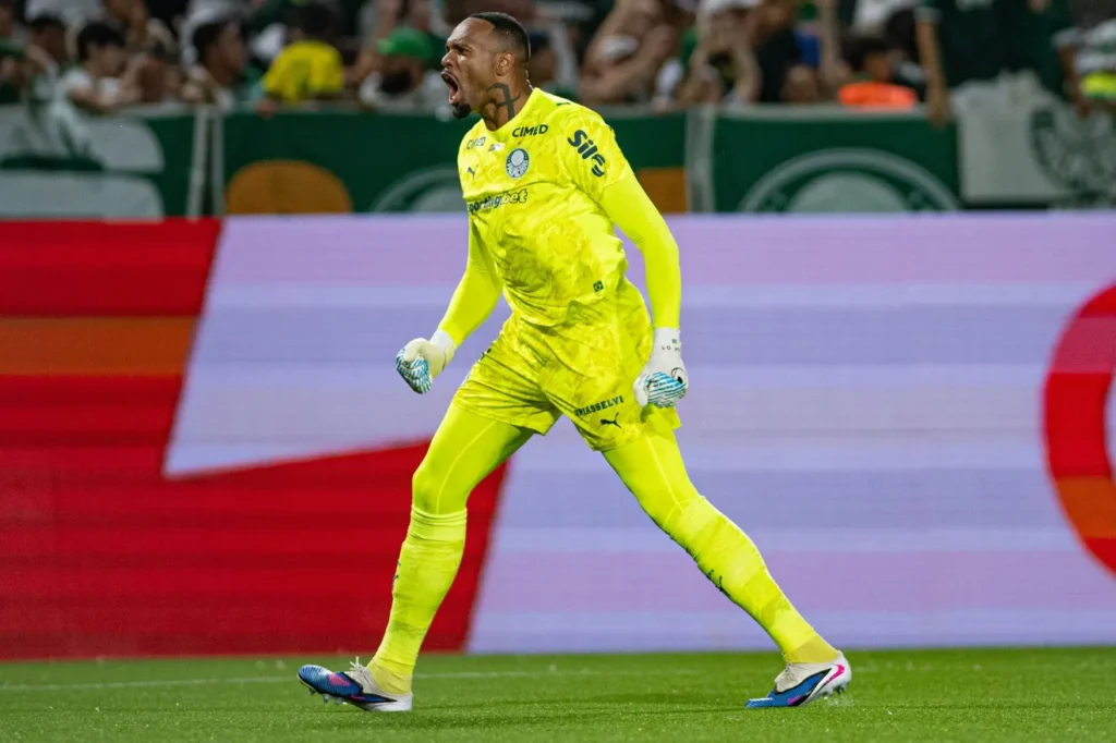 Carlos Miguel defende o pênalti de Robson e é importante para a vitória do Palmeiras