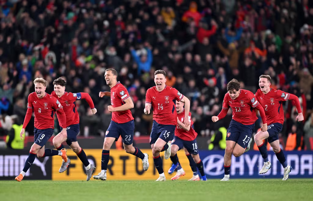 Tchecos comemoram a vitória nas penalidades contra a Irlanda. Foto: Reprodução/FIFA