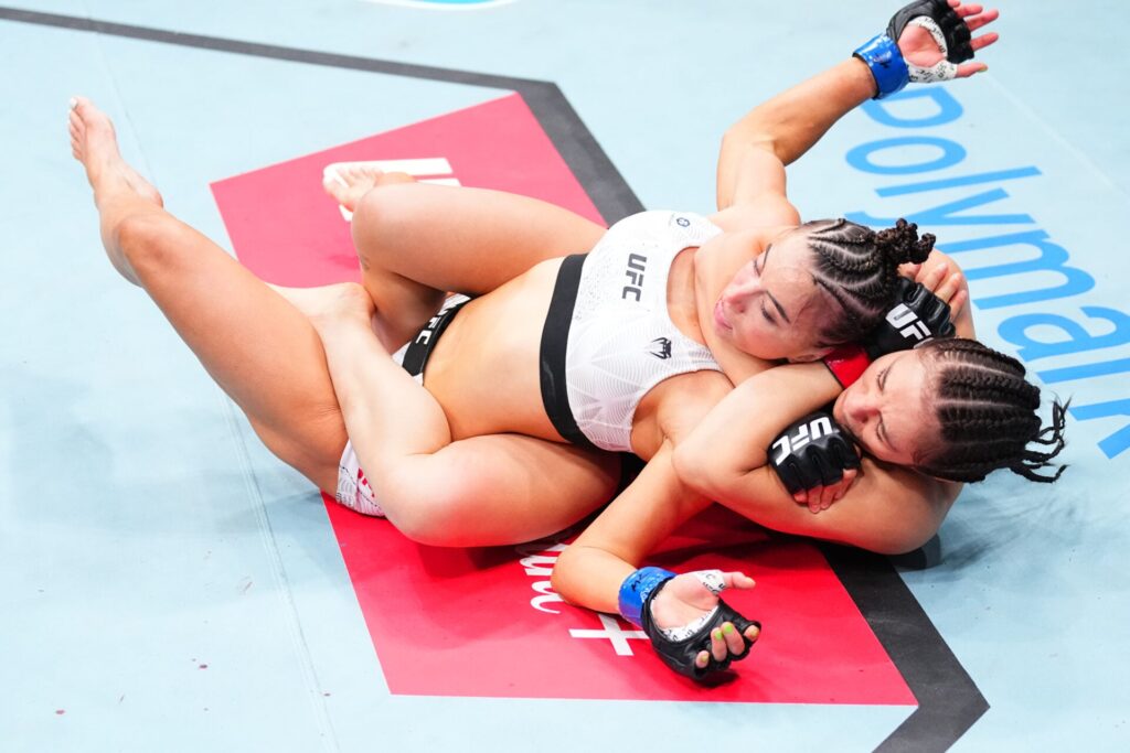 Alexa Grasso conseguiu um nocaute e finalização de elite na mesma luta diante da pobre Maycee Barber
