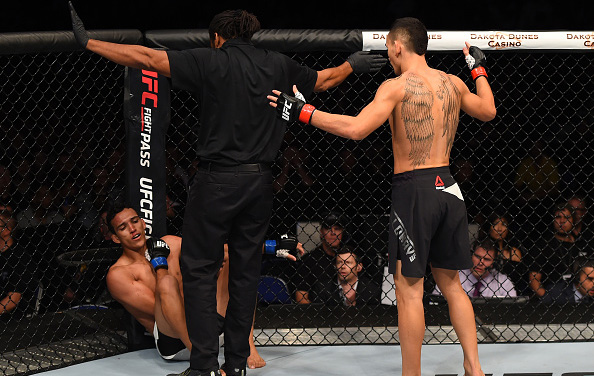 Max Holloway x Charles Oliveira em 2015