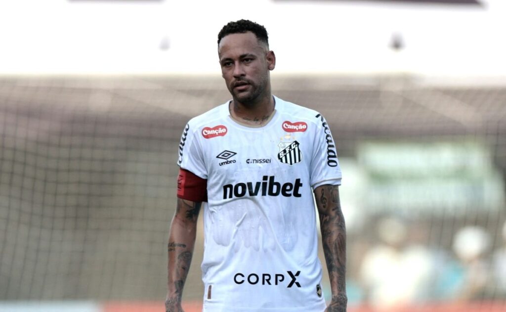 Neymar foi muito mal no clássico entre Santos e Corinthians e, aparentemente, está mais longe da Seleção Brasileira