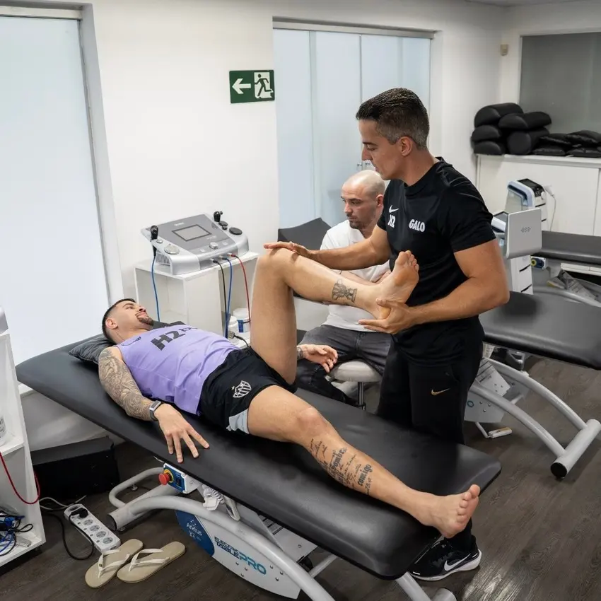 Bruno Guimarães fez o tratamento da lesão no CT do Atlético Mineiro. Foto: Divulgação/Atlético via X