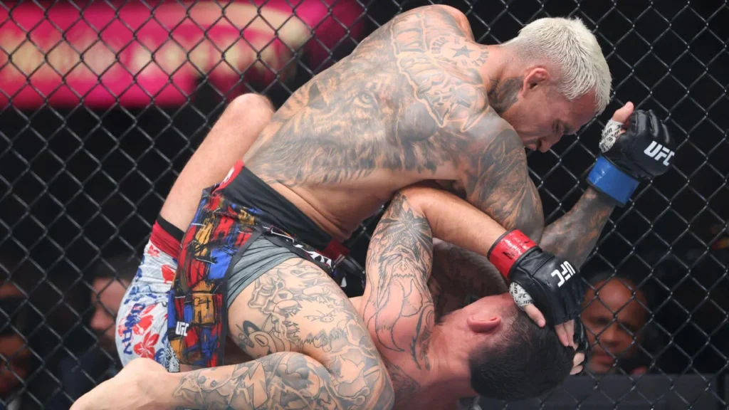 Charles Oliveira tentou de tudo para finalizar Max Holloway, mas o havaiano foi muito resistente
