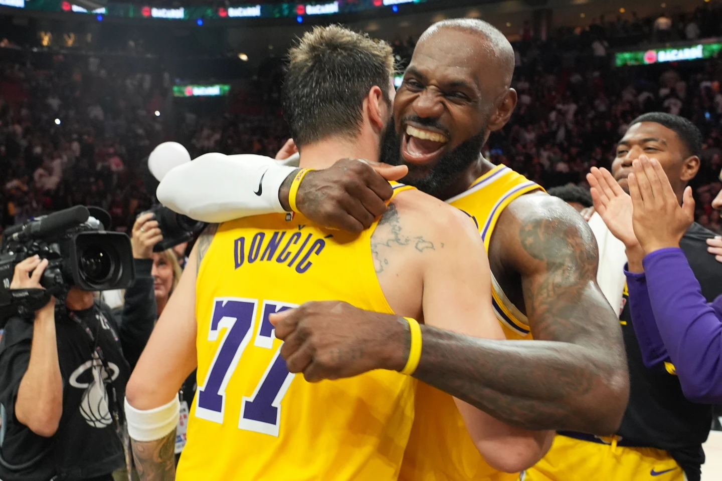 LeBron James e Luka Doncic (Foto: Lynne Sladky/AP Photo)