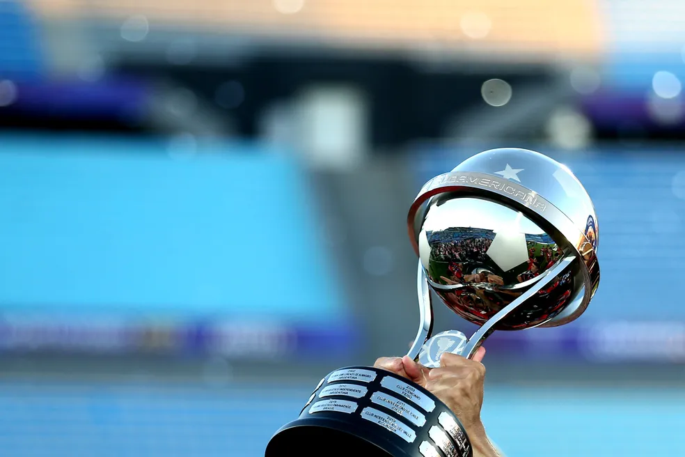 Taça da Sul-Americana. Foto: Ernesto Ryan/Getty Images