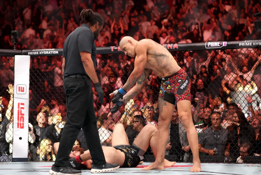 Alex Pereira conseguiu um nocaute brutal diante de Magomed Ankalaev