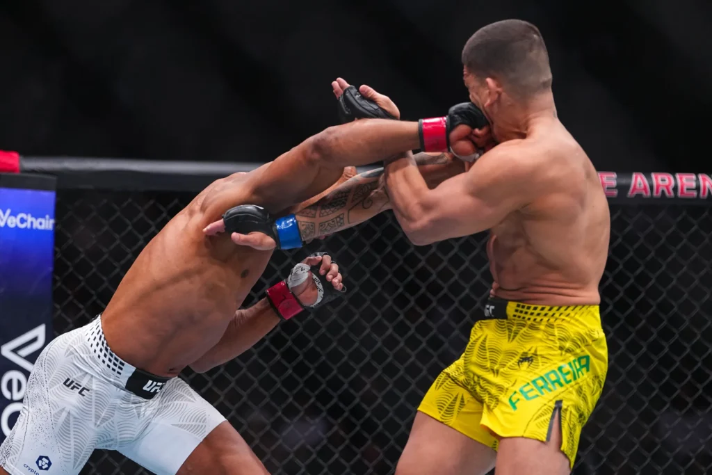 Gregory Rodrigues consegue nocaute sobre Brunno Ferreira com golpe único