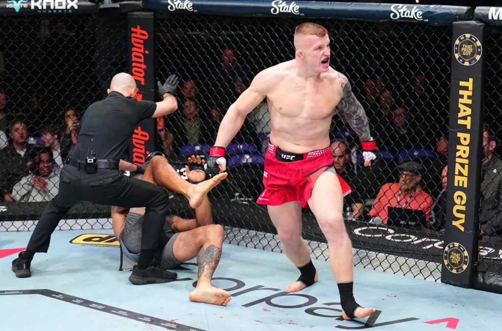 Iwo Baraniewski tem performance mais impressionante do UFC Londres em nocaute rápido sobre Austen Lane 
