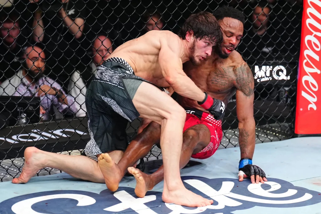 Wrestling é determinante na vitória de Movsar Evloev sobre Lerone Murphy 