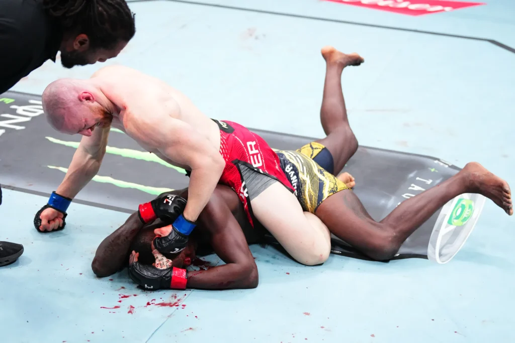 Israel Adesanya sofreu a quarta derrota consecutiva na carreira em luta contra Joe Pyfer, no UFC Seattle