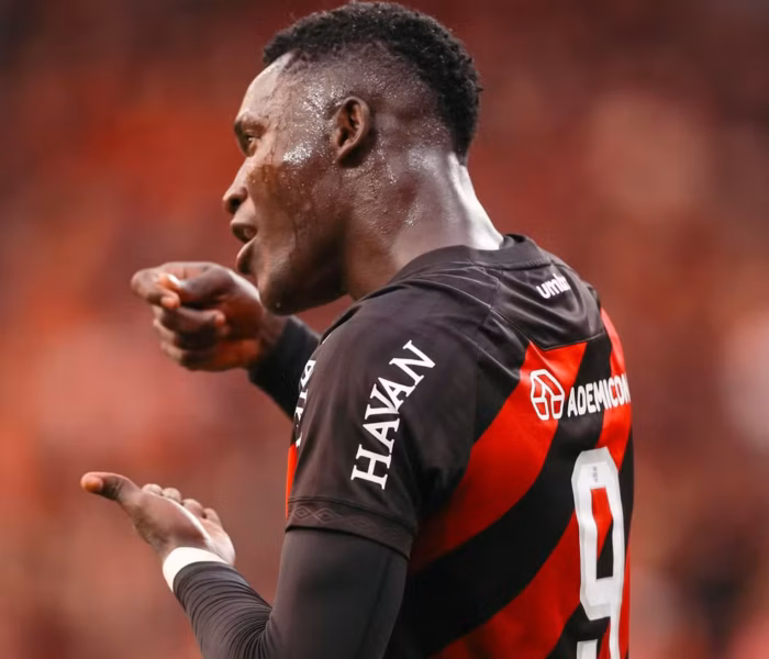 Viveros comemora provocando o rival. Foto: Divulgação/Athletico