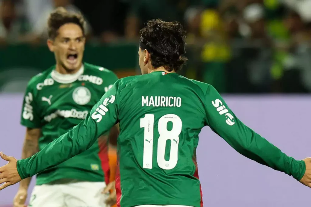 Mauricio comemora o primeiro gol da vitória do Palmeiras por 2 a 1 sobre o São Paulo 