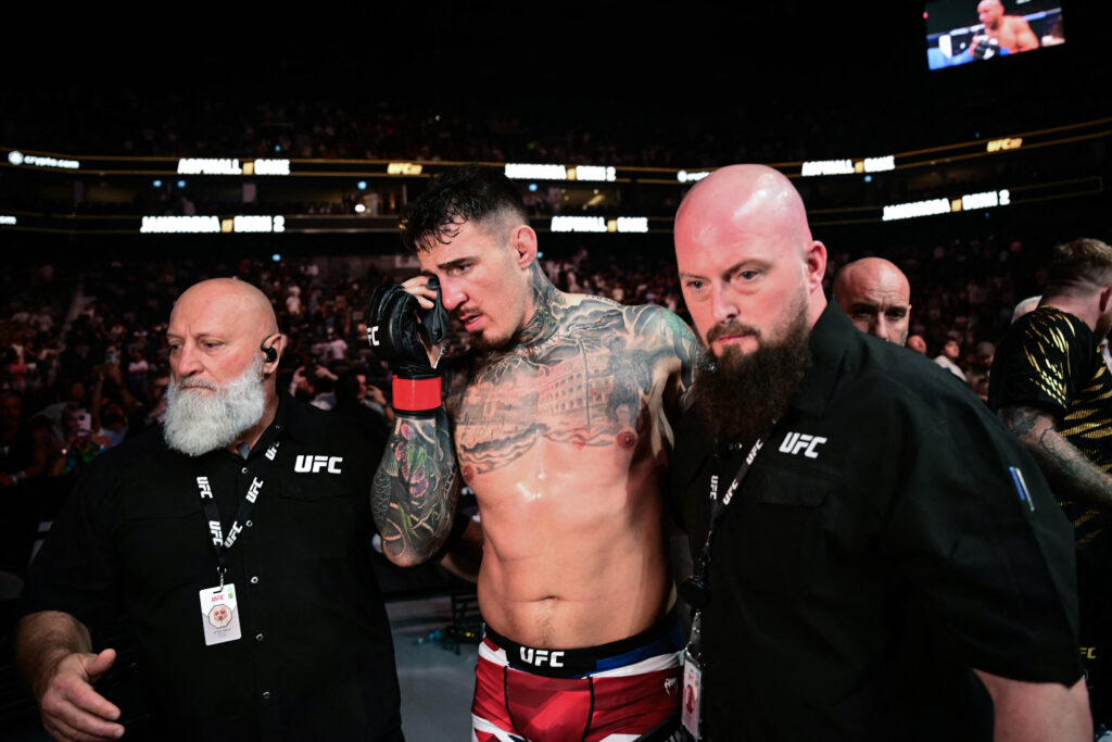 Tom Aspinall sofreu a lesão no olho em seu combate diante de Ciryl Gane