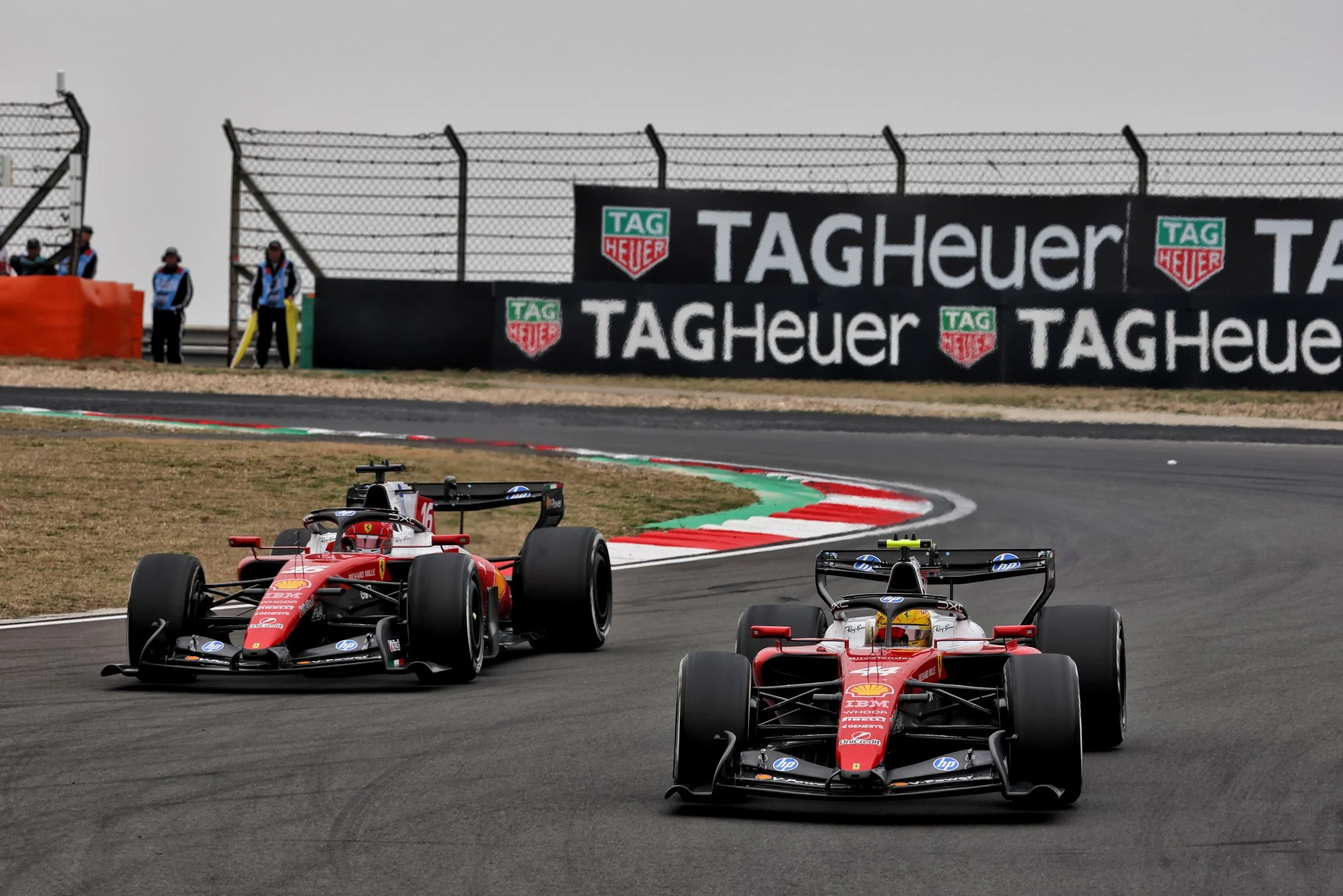 Lewis Hamilton e Charles Leclerc duelam no GP da China