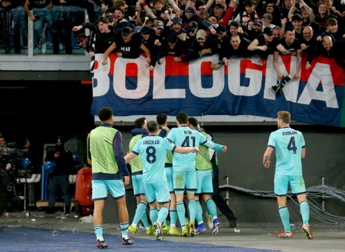 Santiago Castro foi até o setor onde a torcida do Bologna estava localizada no Olimpico para comemorar. Foto: Paolo Bruno/Getty Images.