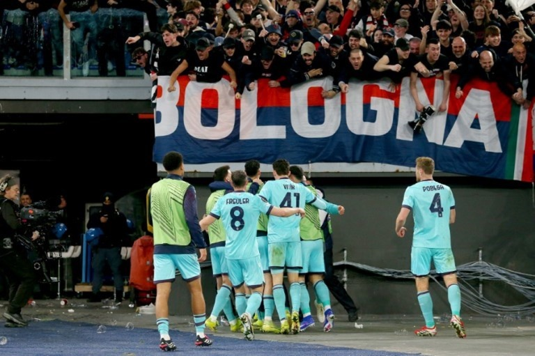 Santiago Castro foi até o setor onde a torcida do Bologna estava localizada no Olimpico para comemorar. Foto: Paolo Bruno/Getty Images.